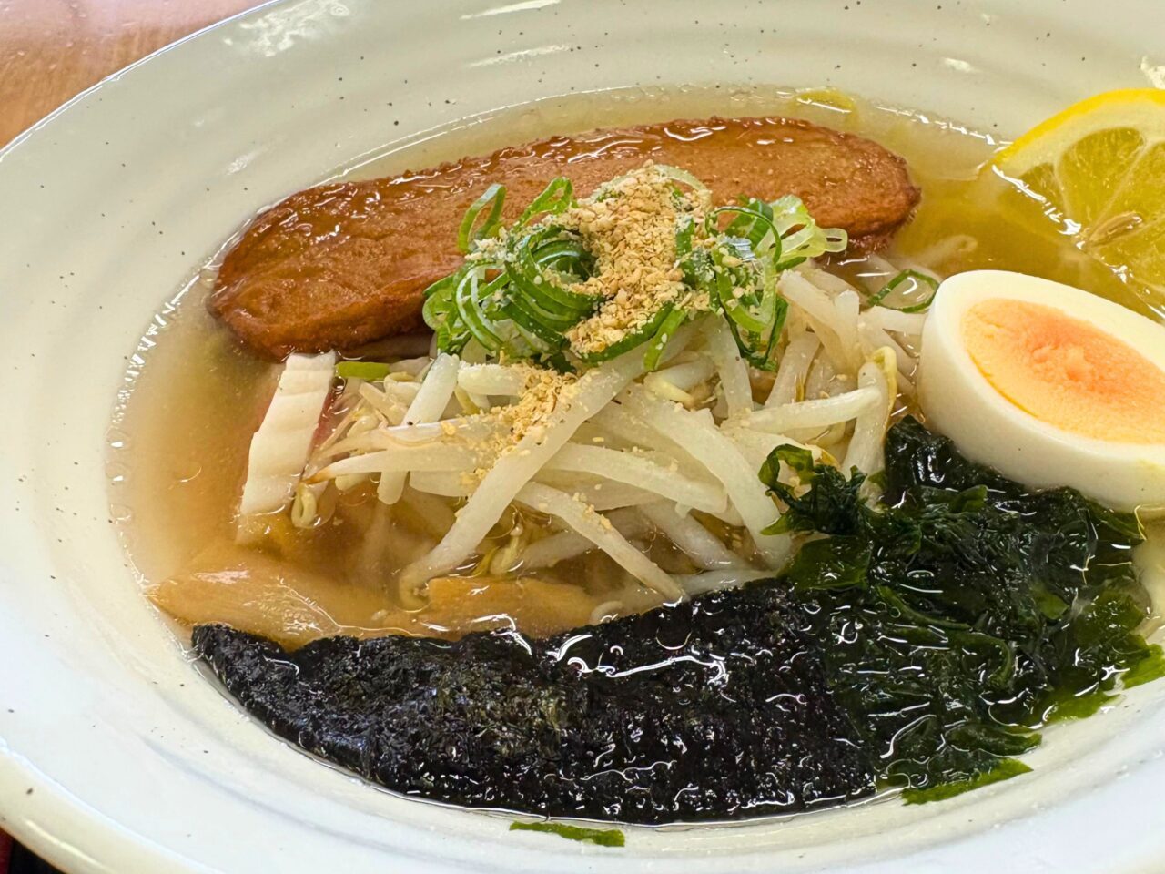 伯方の塩を使ったしまにゃみレモンじゃこ天塩ラーメン
