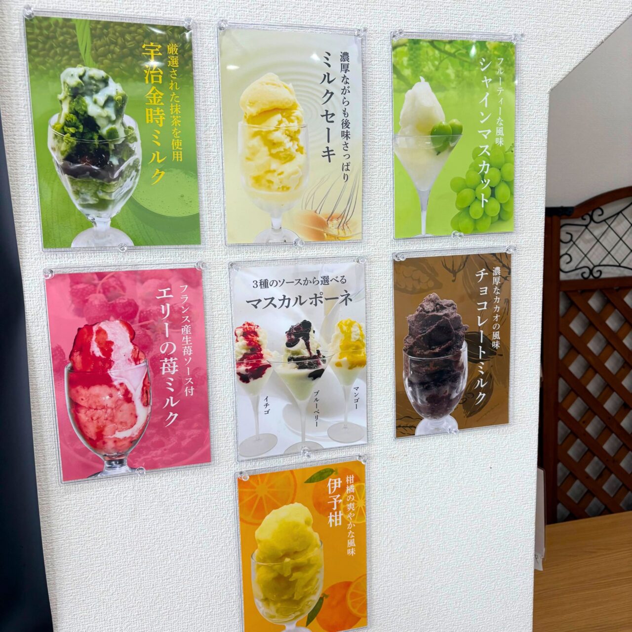 店内に張り出されたかき氷シリーズのポスター