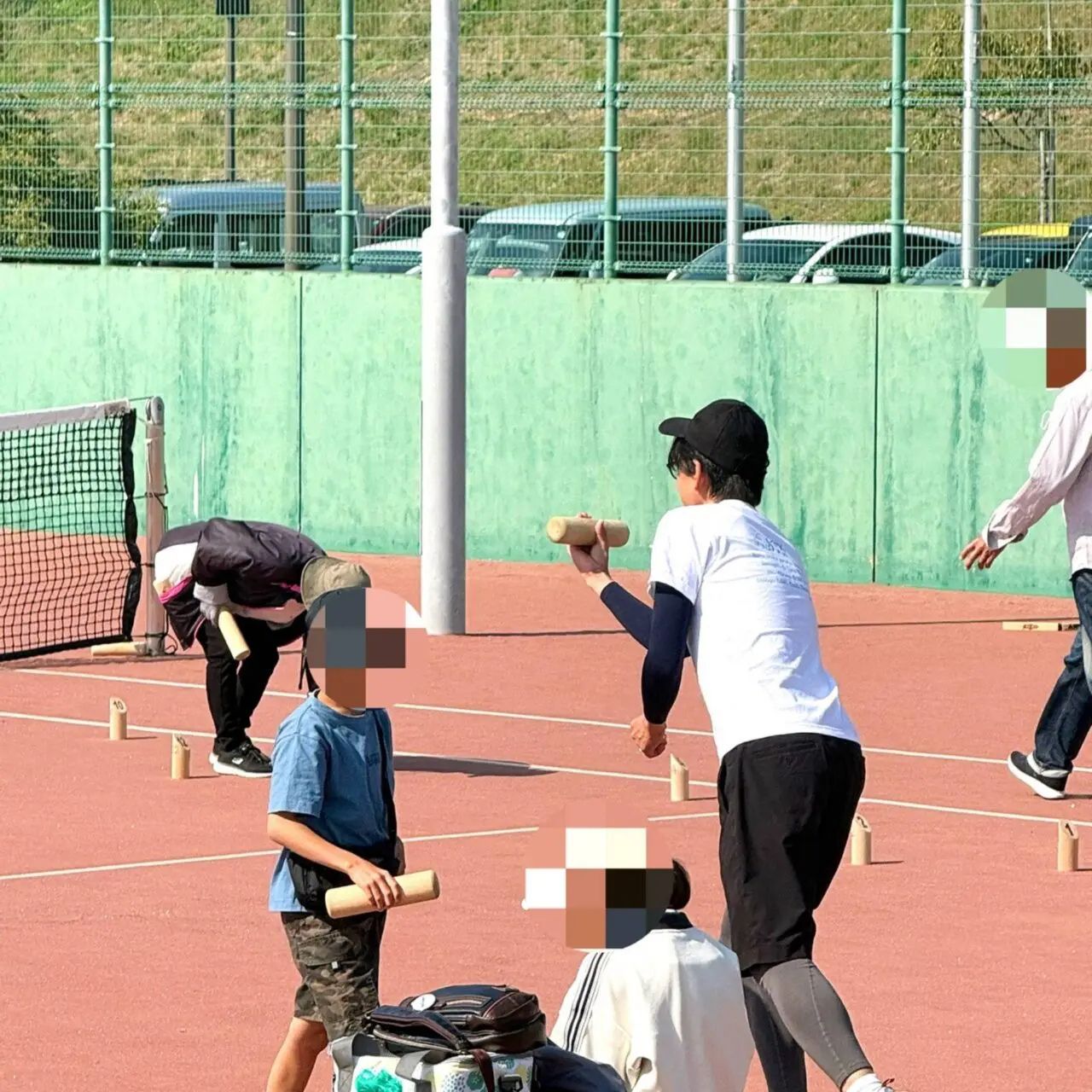 モルックを楽しむ大人と子ども