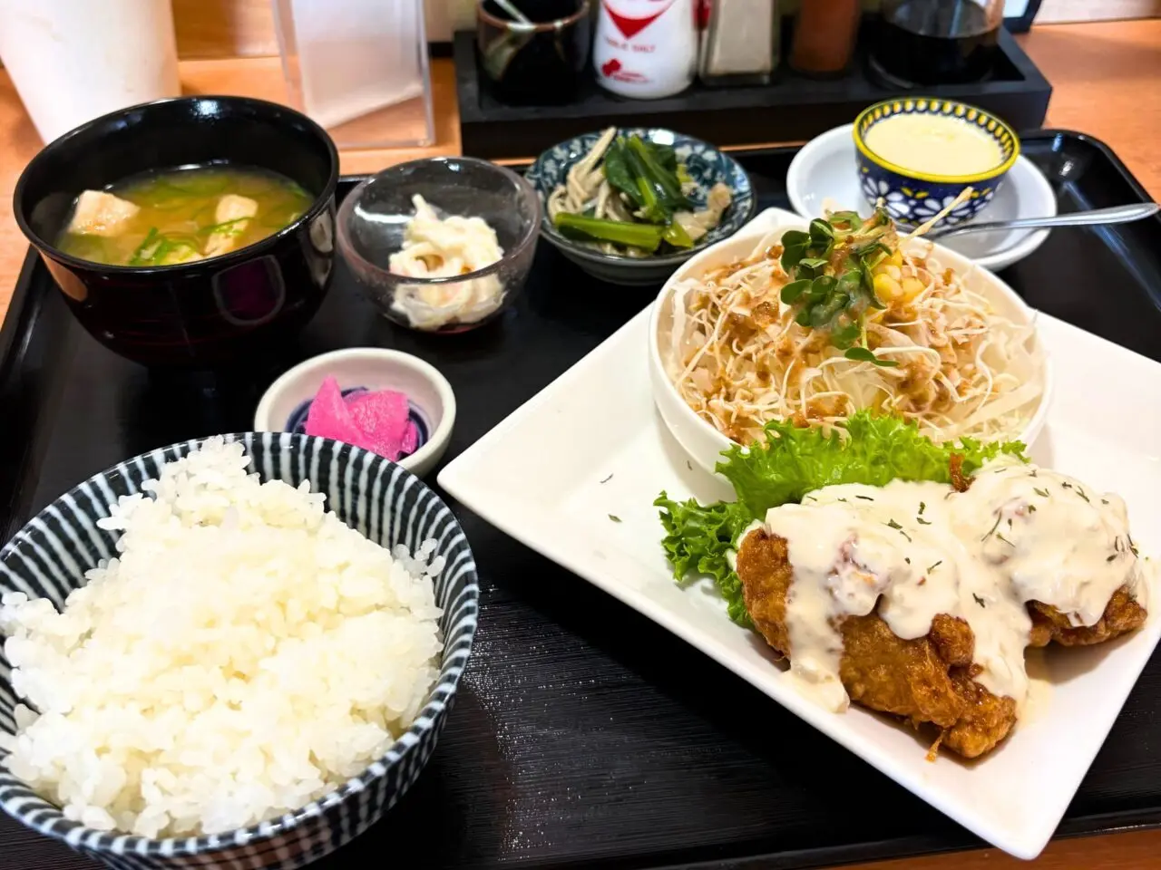 席に届いた品数溢れるチキン南蛮定食