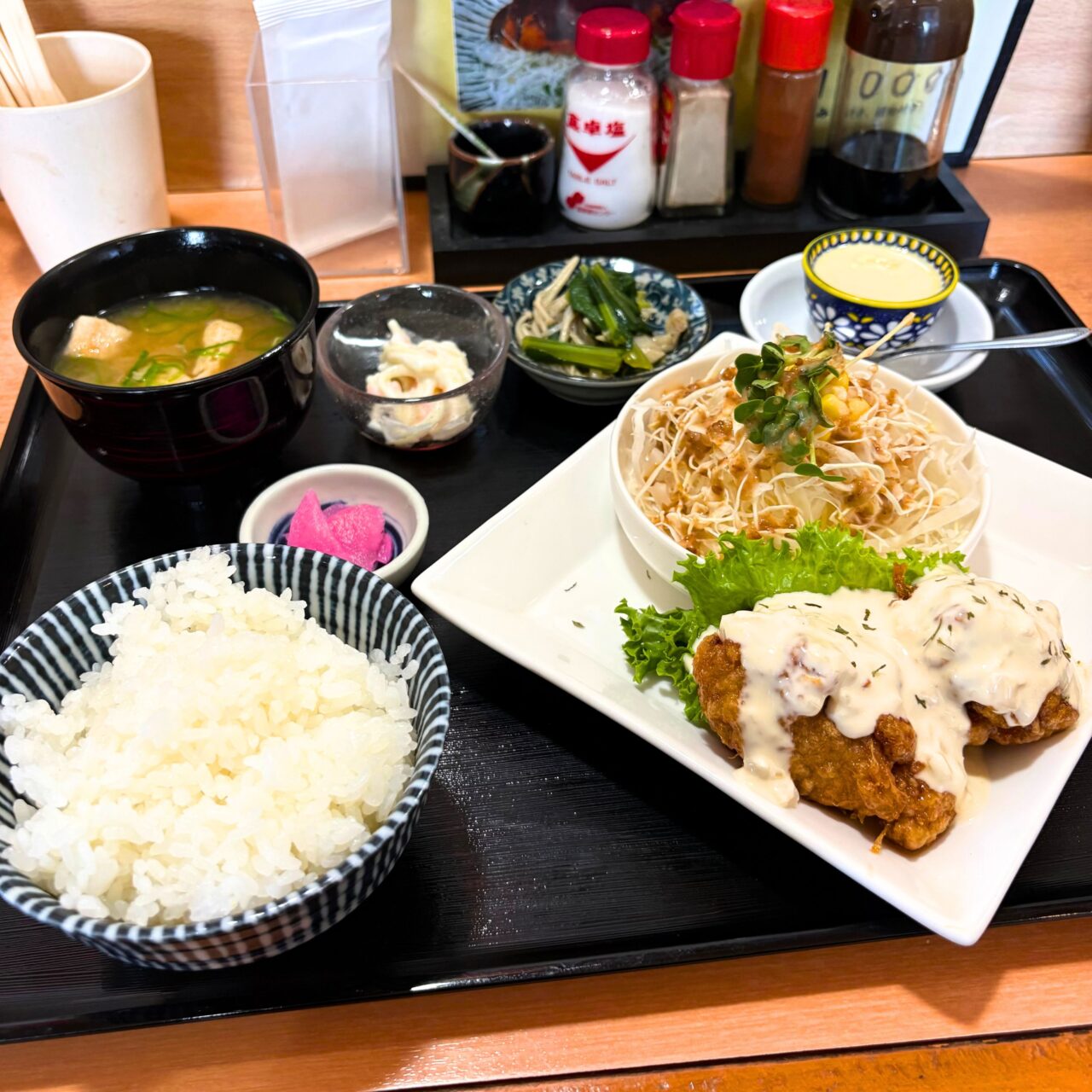 席に届いた品数溢れるチキン南蛮定食