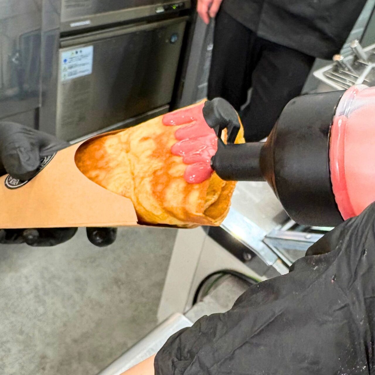 ラシャンドシエル今治ワールドプラザ店で新作クレープの制作途中