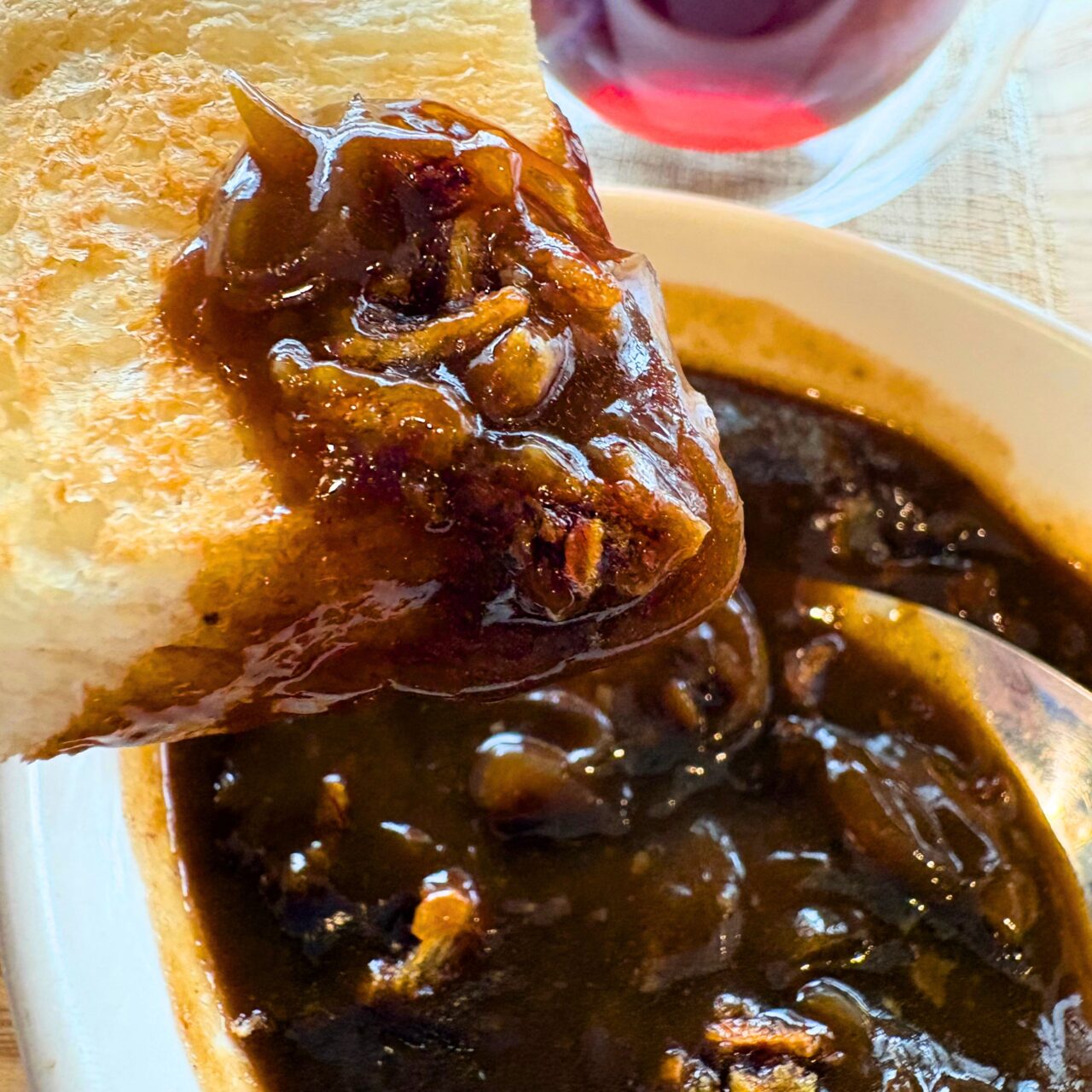 ビーフシチューをディップしている風景