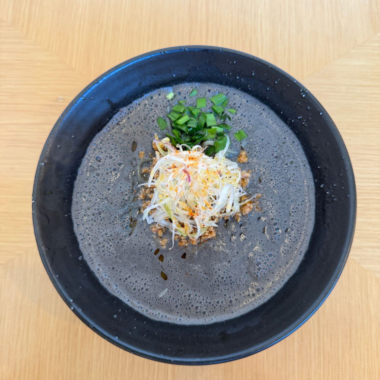 黒ごま担々麺を真上から見た写真