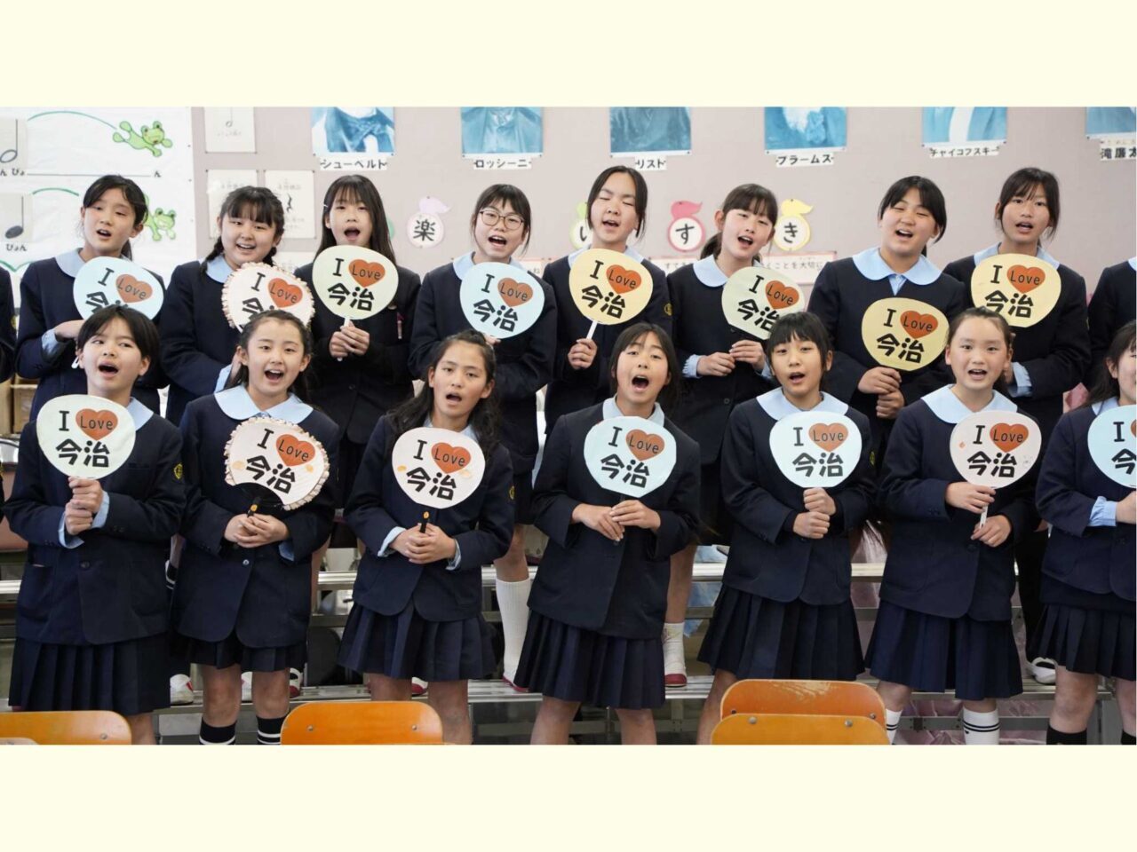 楽しそうに合唱するこども達