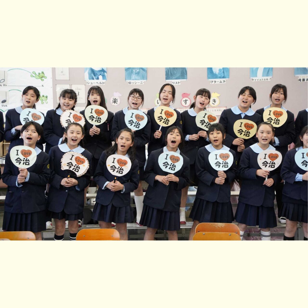 楽しそうに合唱するこども達