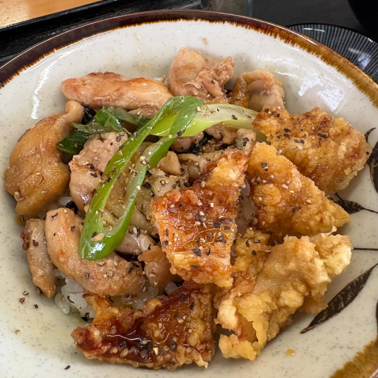 にじいろ食堂の看板メニューのバリ丼