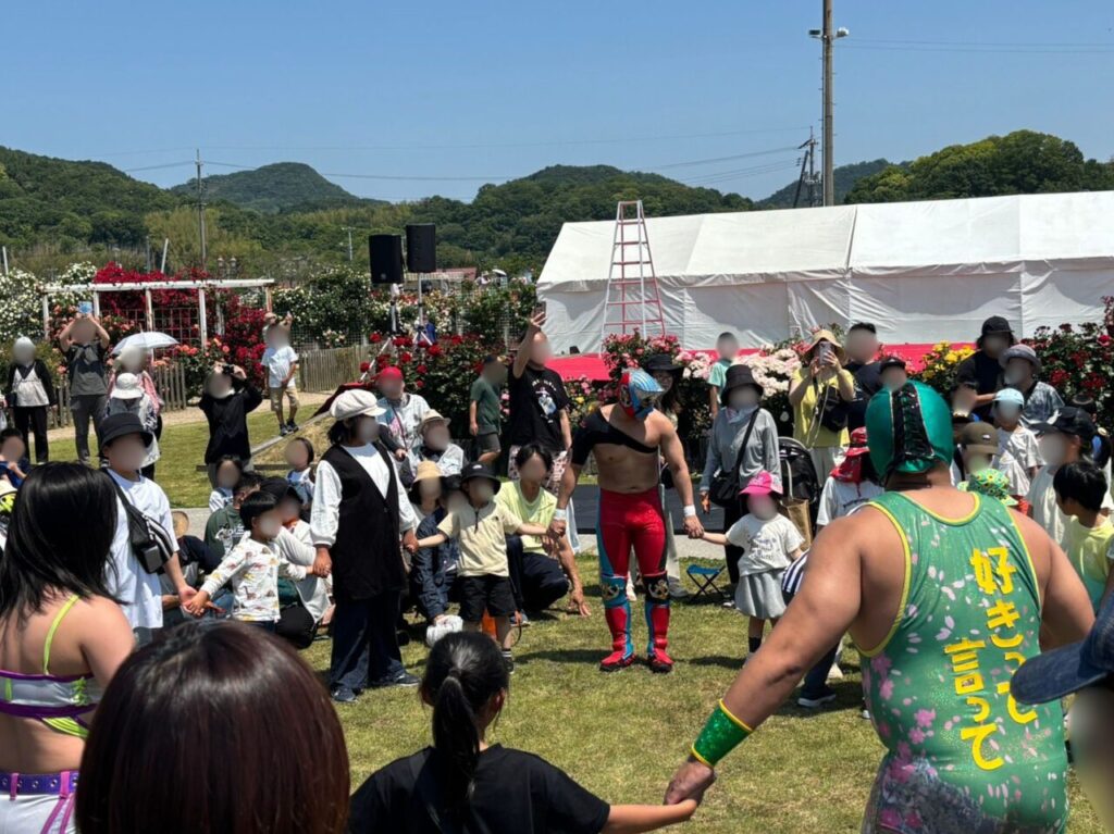 こどもと遊ぶプロレスラー