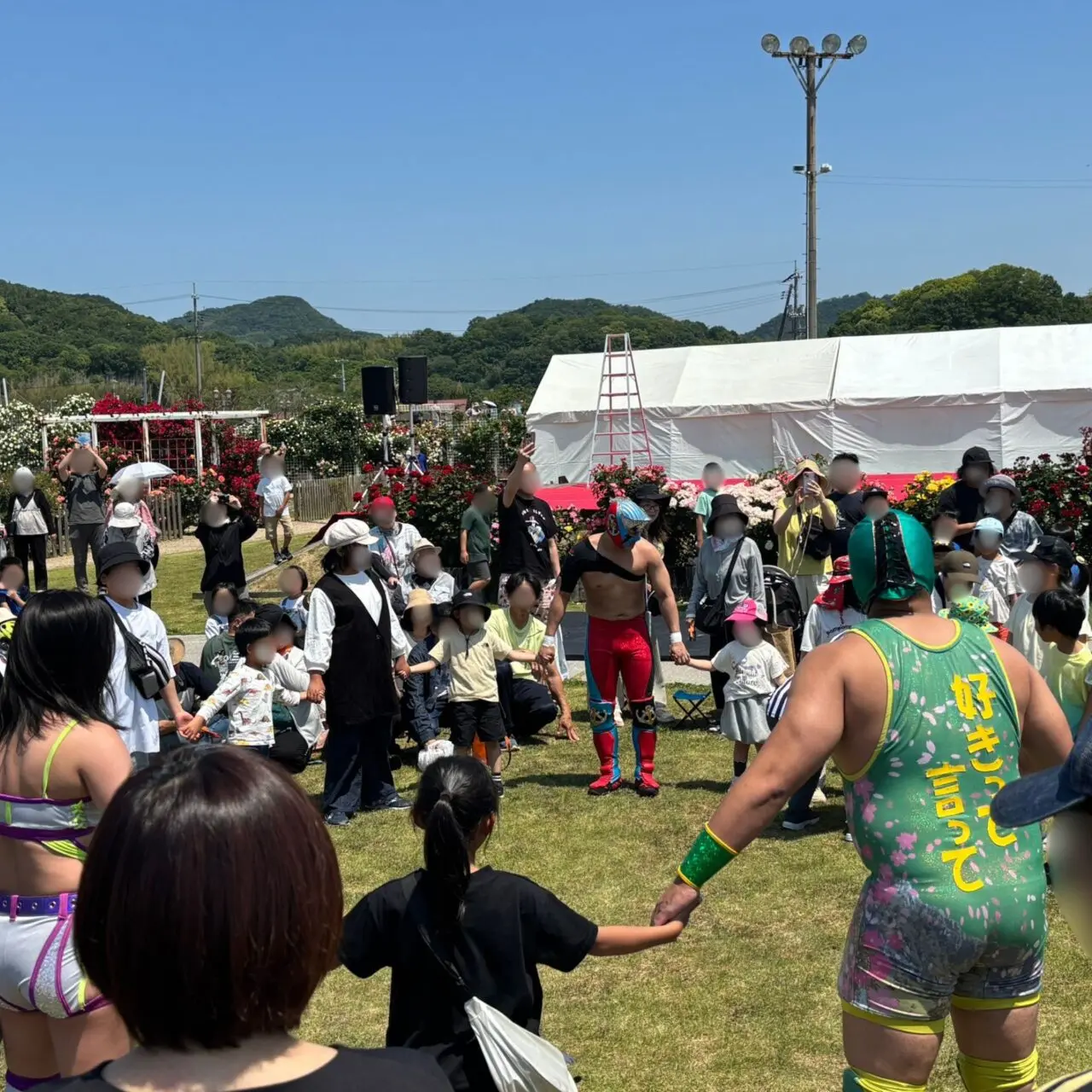こどもと遊ぶプロレスラー