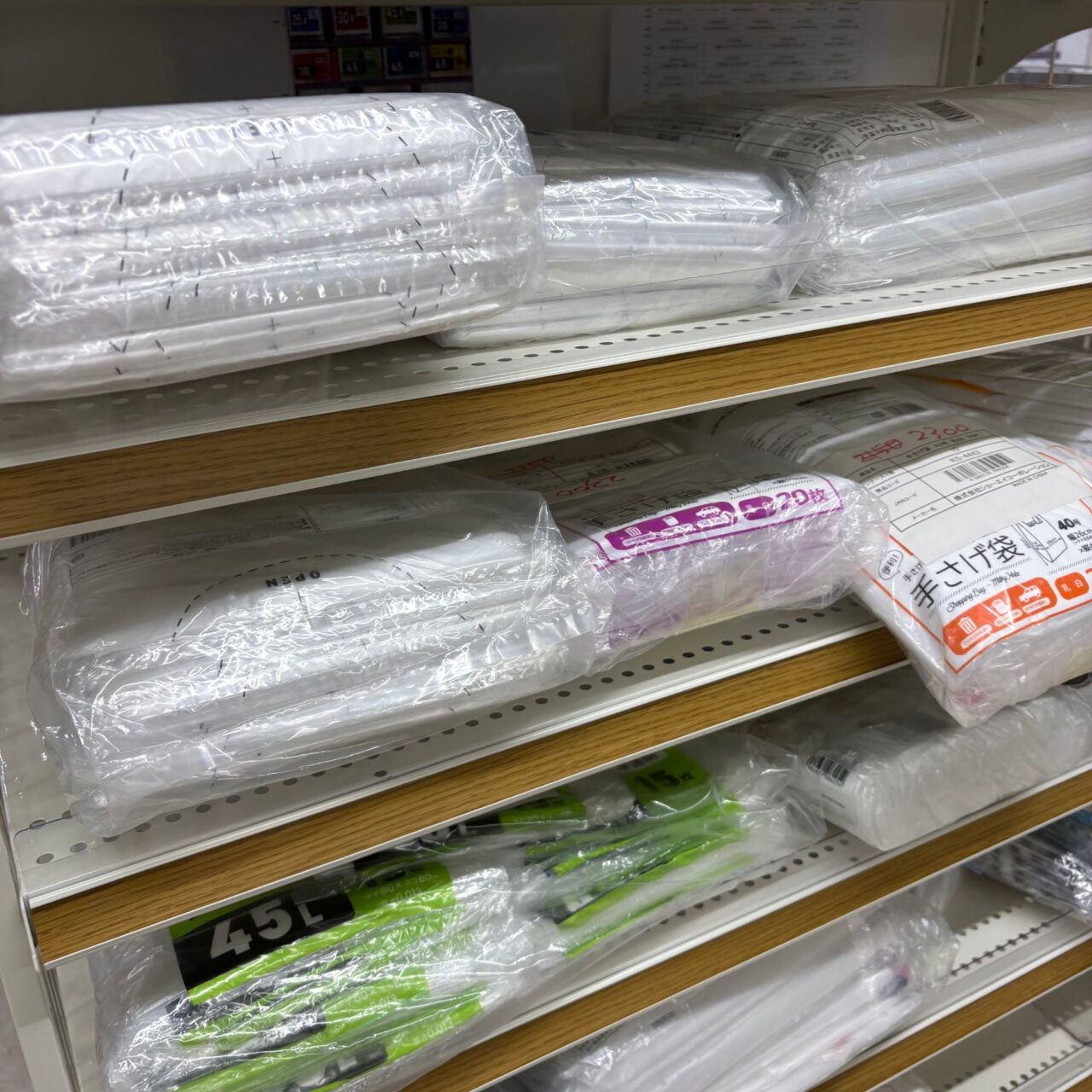 商品として陳列されているゴミ袋