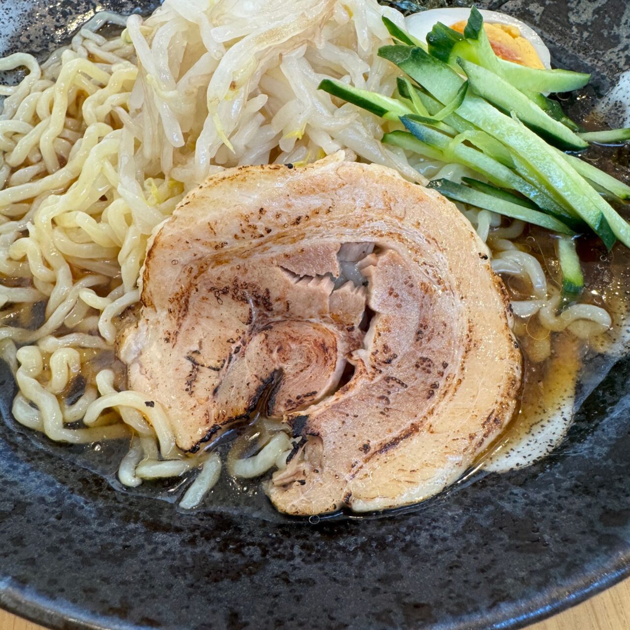 トリトンラーメンの冷やし中華にトッピングされたチャーシュー