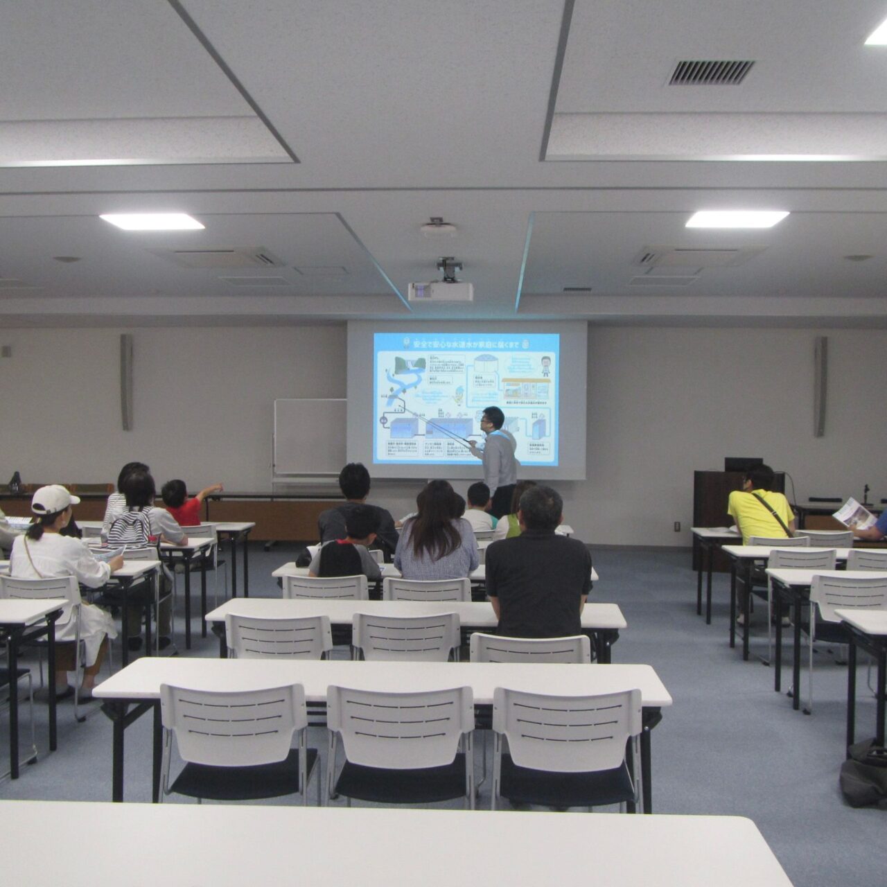 水道施設見学スタンプラリーの説明風景