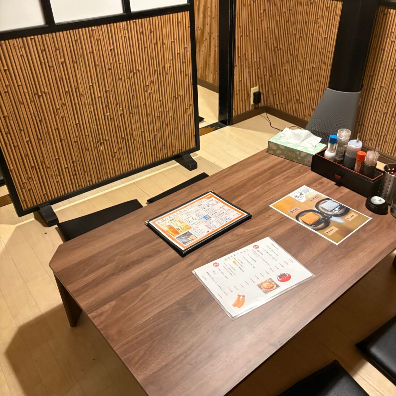 丸起のテーブル席