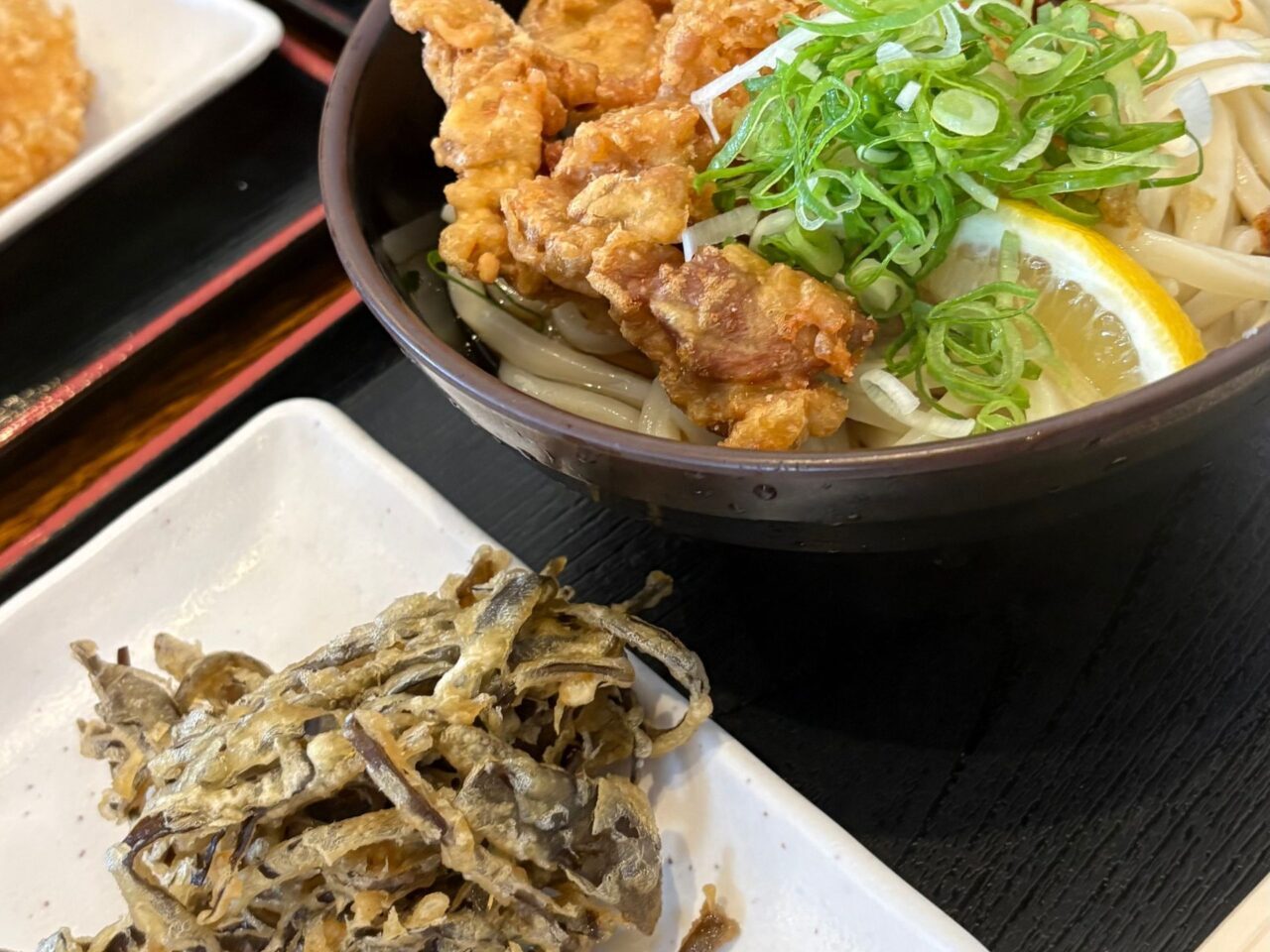 もも天おろしぶっかけと昆布のかき揚げ