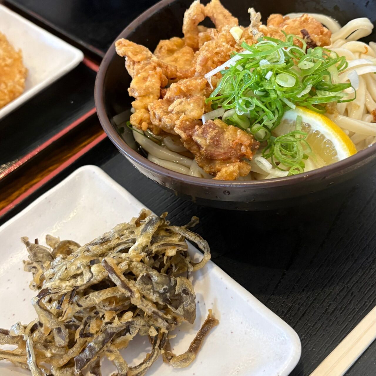 もも天おろしぶっかけと昆布のかき揚げ
