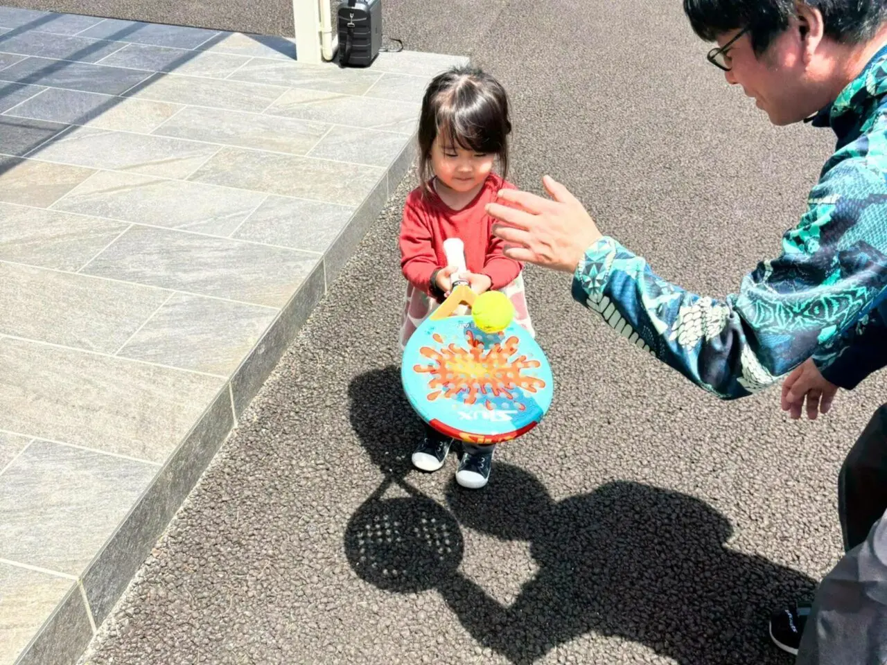 松島さんにパデルを教えてもらうこども
