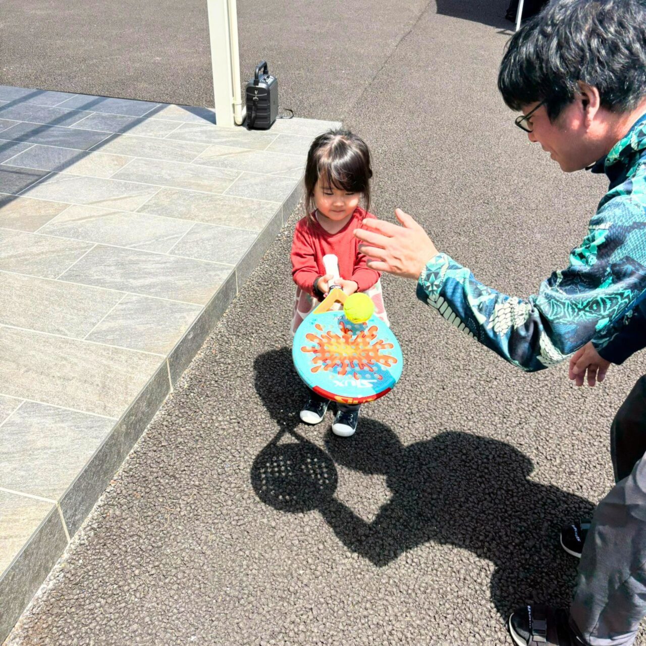 松島さんにパデルを教えてもらうこども