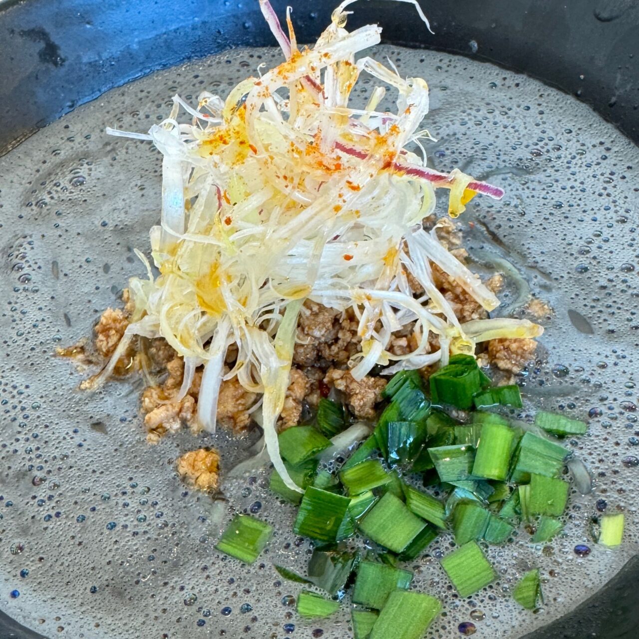 黒ごま担々麺のトッピング画像