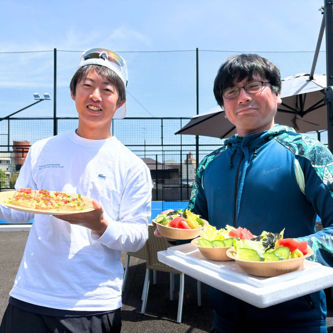 パデルの軽食イベントで料理を提供してくださるパデル協会の松島さん