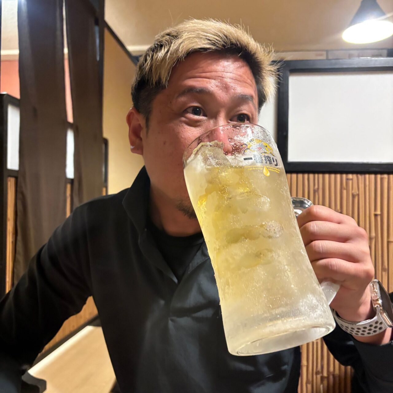 丸起の特大サイズのお酒を楽しむお客さん
