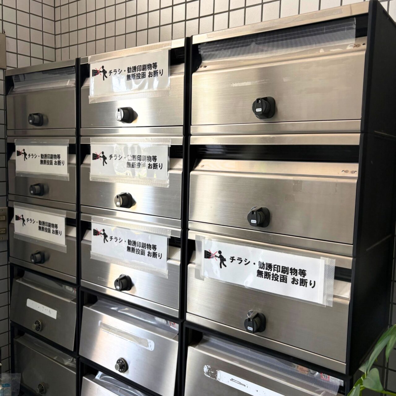 地場産業センター内のポスト