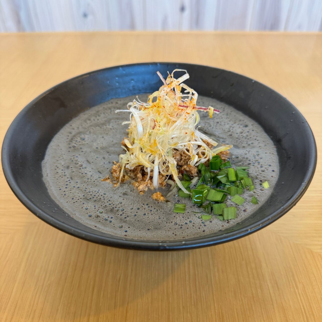 真横から見た黒ごま担々麺