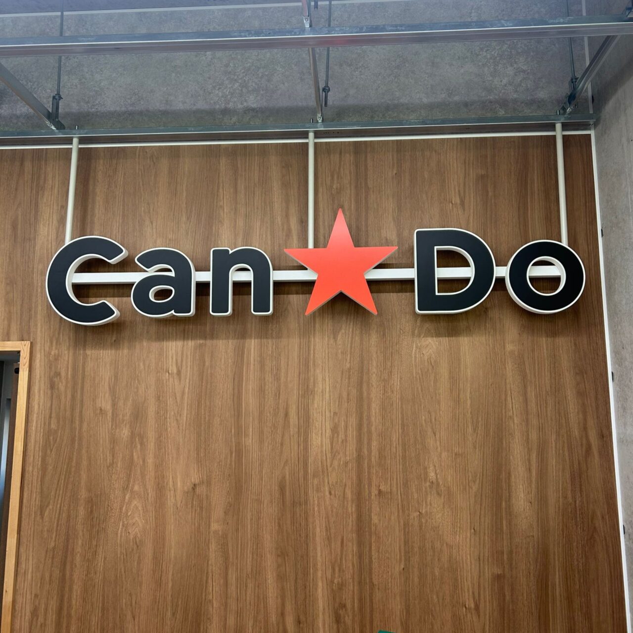 店内のキャンドゥの看板