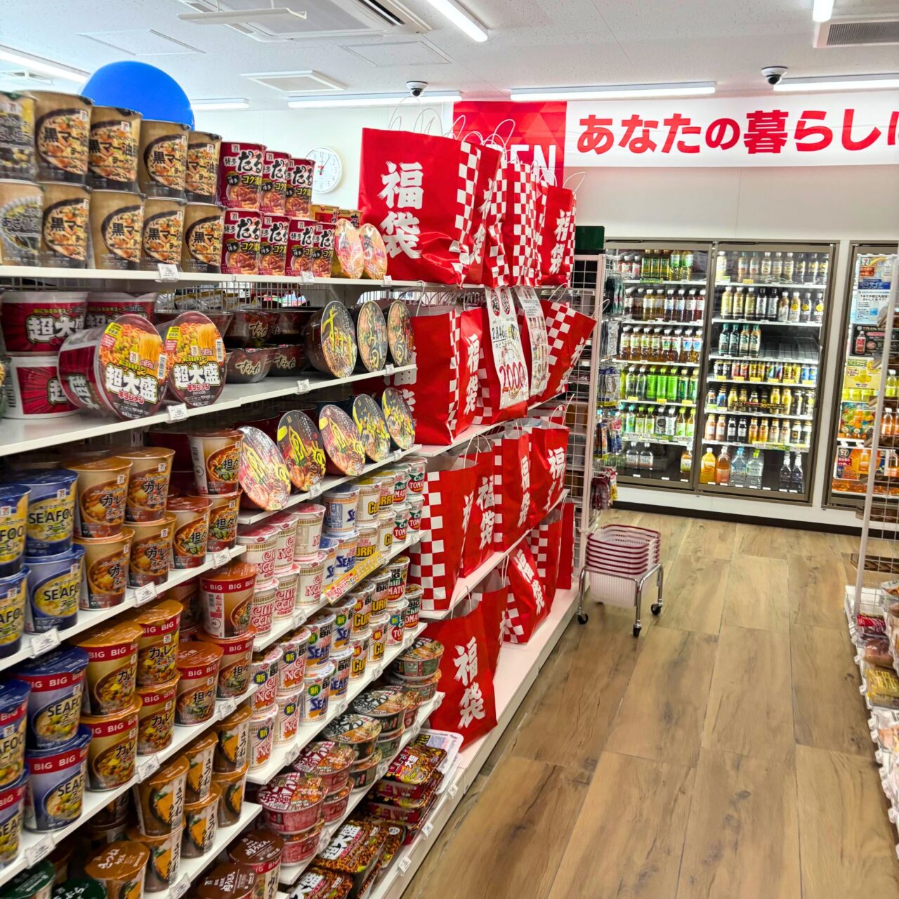 セブンイレブン伯方島テラス店に並べられた福袋