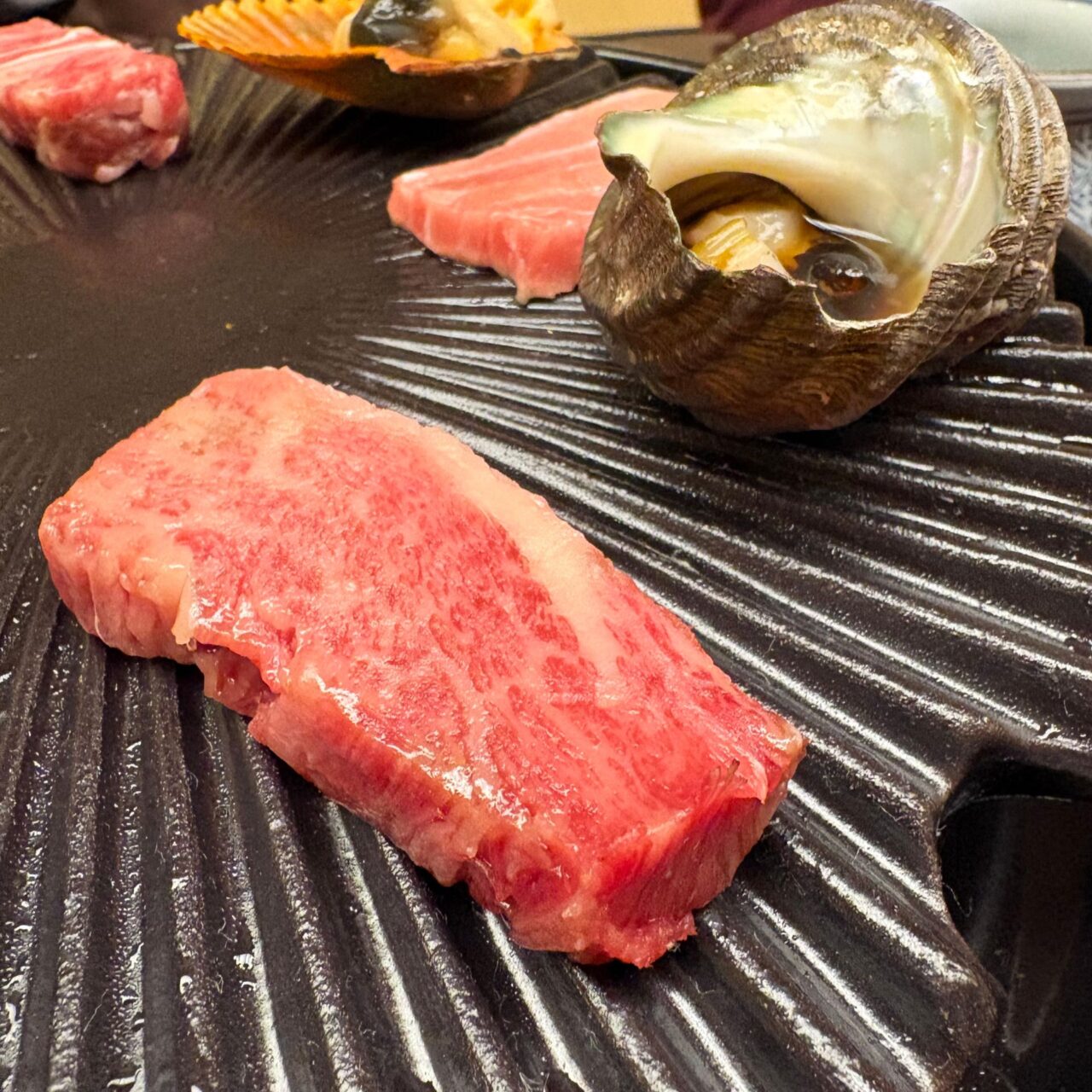 30周年記念肉と魚介の炙り焼きを焼いている風景