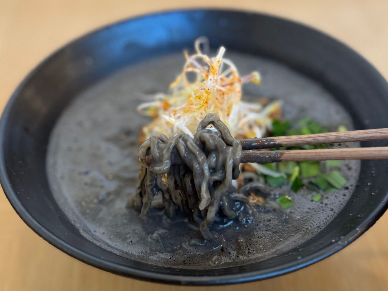 黒ごま担々麺を箸で持った様子