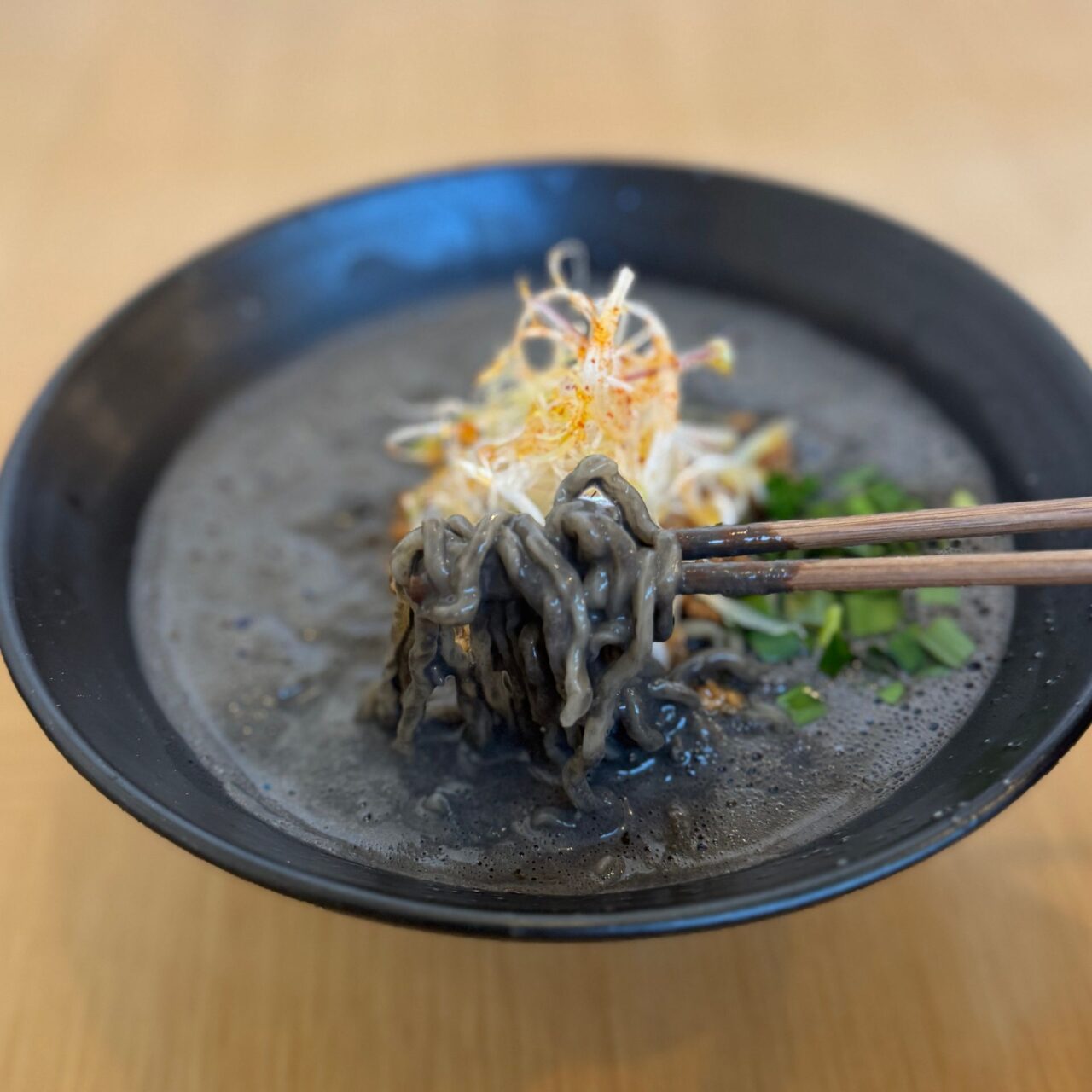 黒ごま担々麺を箸で持った様子