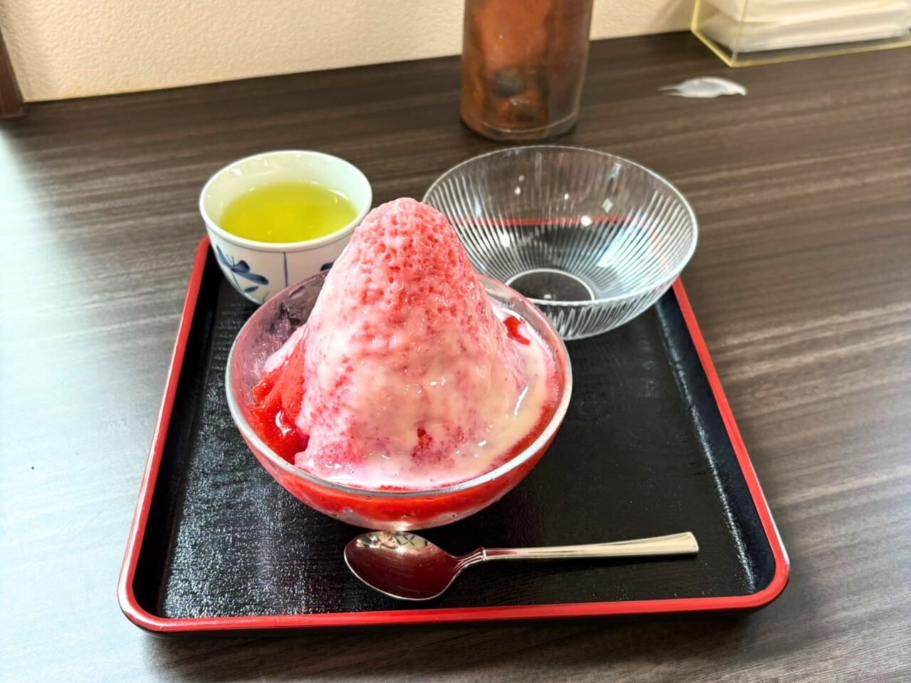 登泉堂の温かいお茶と一緒に提供されるかき氷