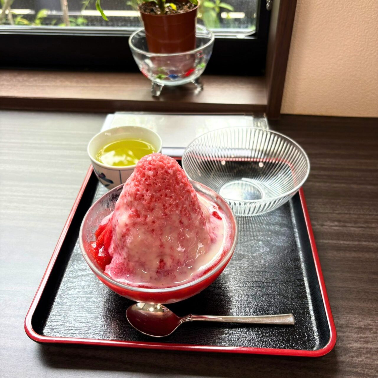 登泉堂のあまおうミルクのかき氷