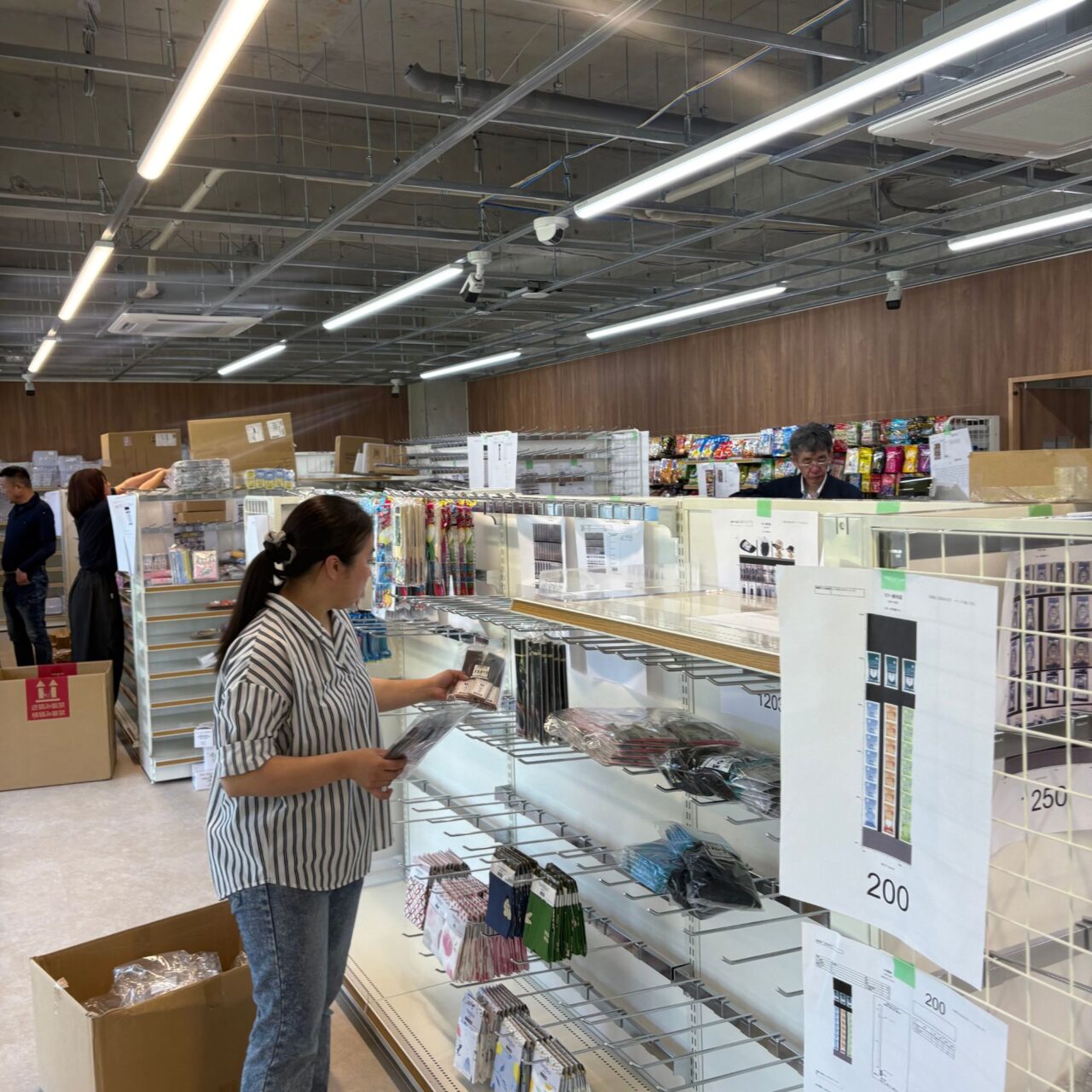 オープンに向けて商品を陳列するスタッフさん