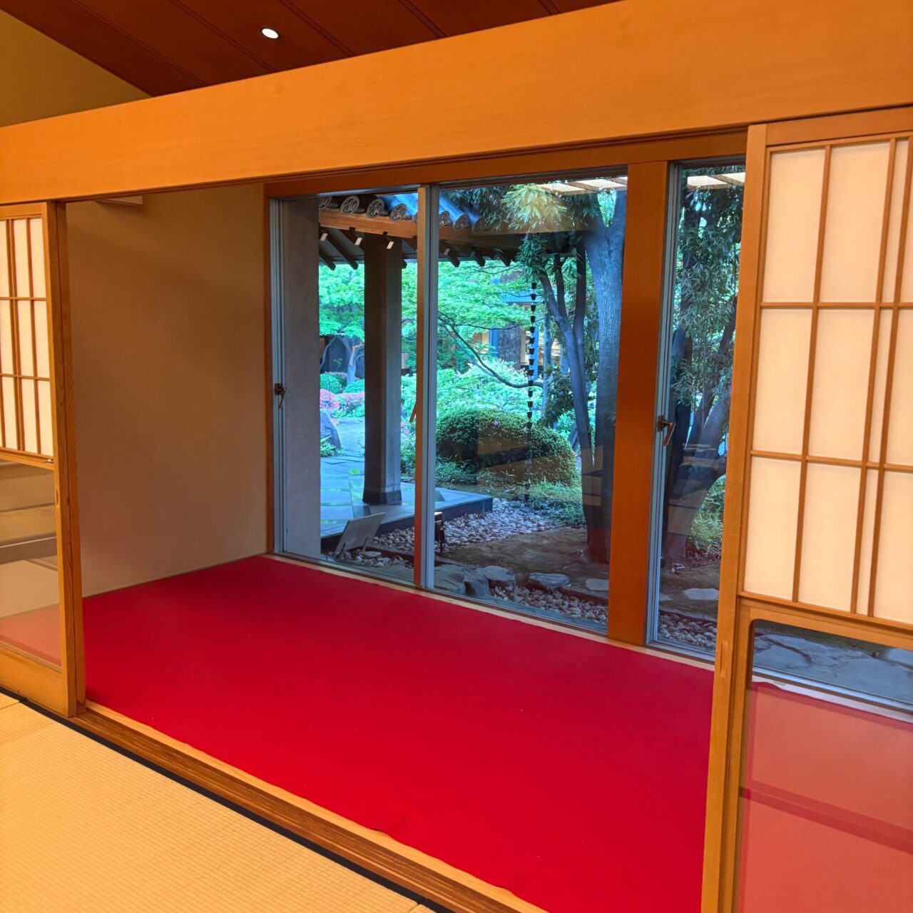 和室から見た庭園