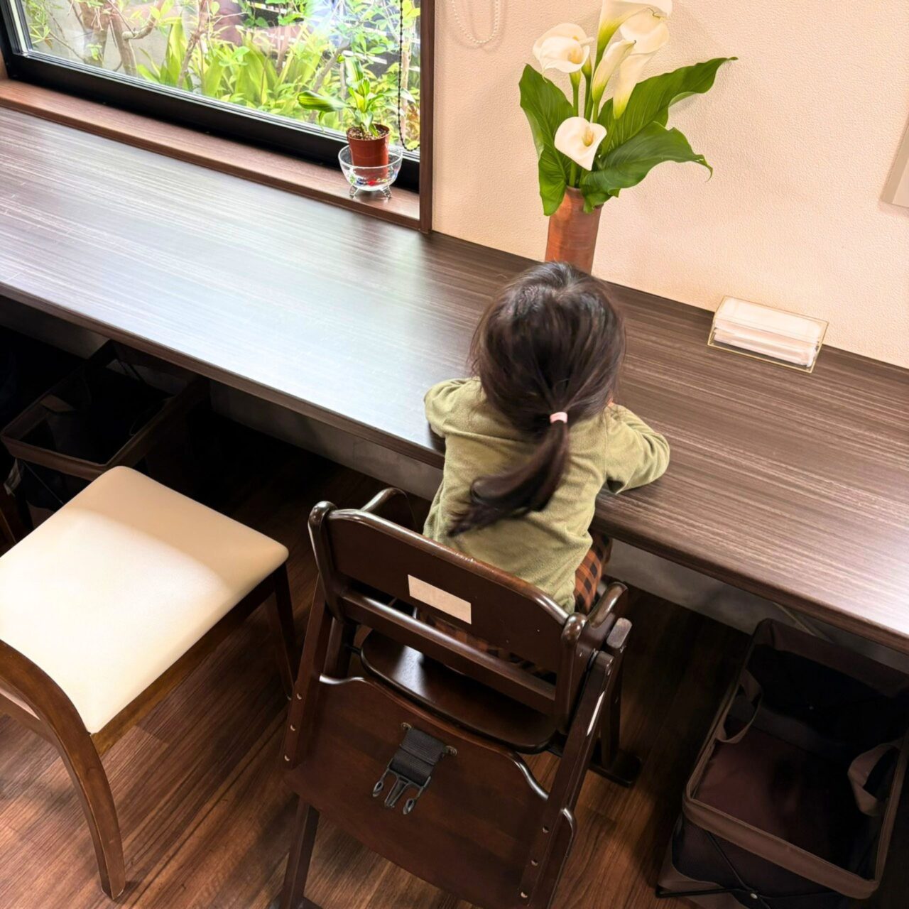 店内でかき氷の到着を待つこども