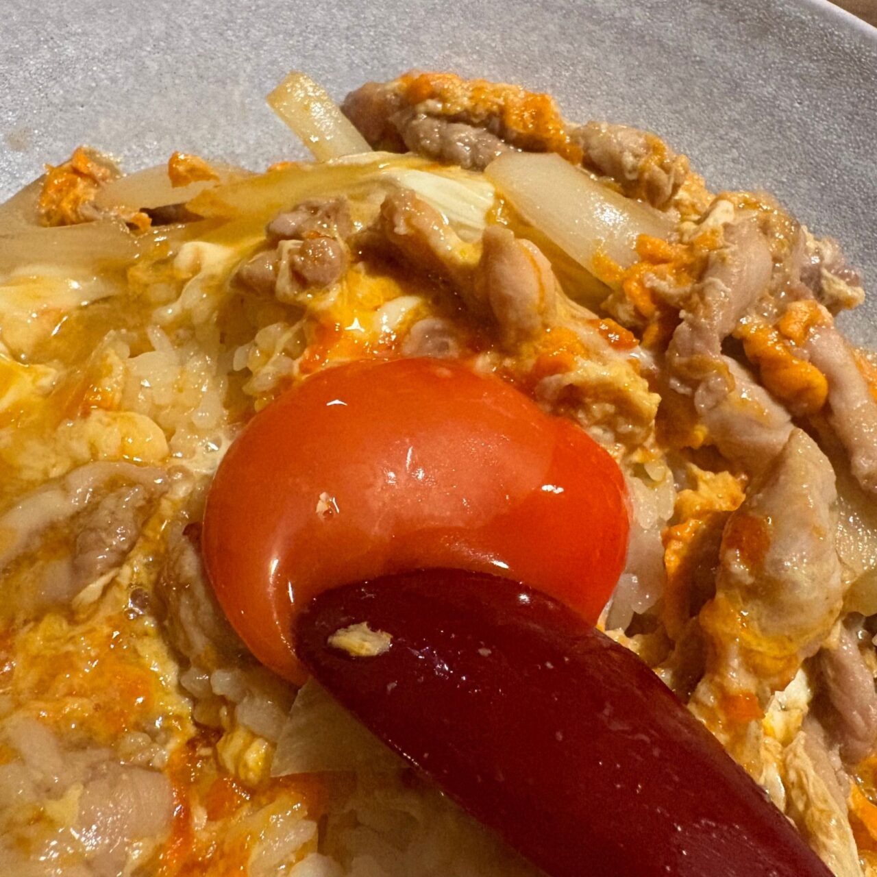 丸起の夜限定裏メニュー”親子丼”の黄身を潰したところ