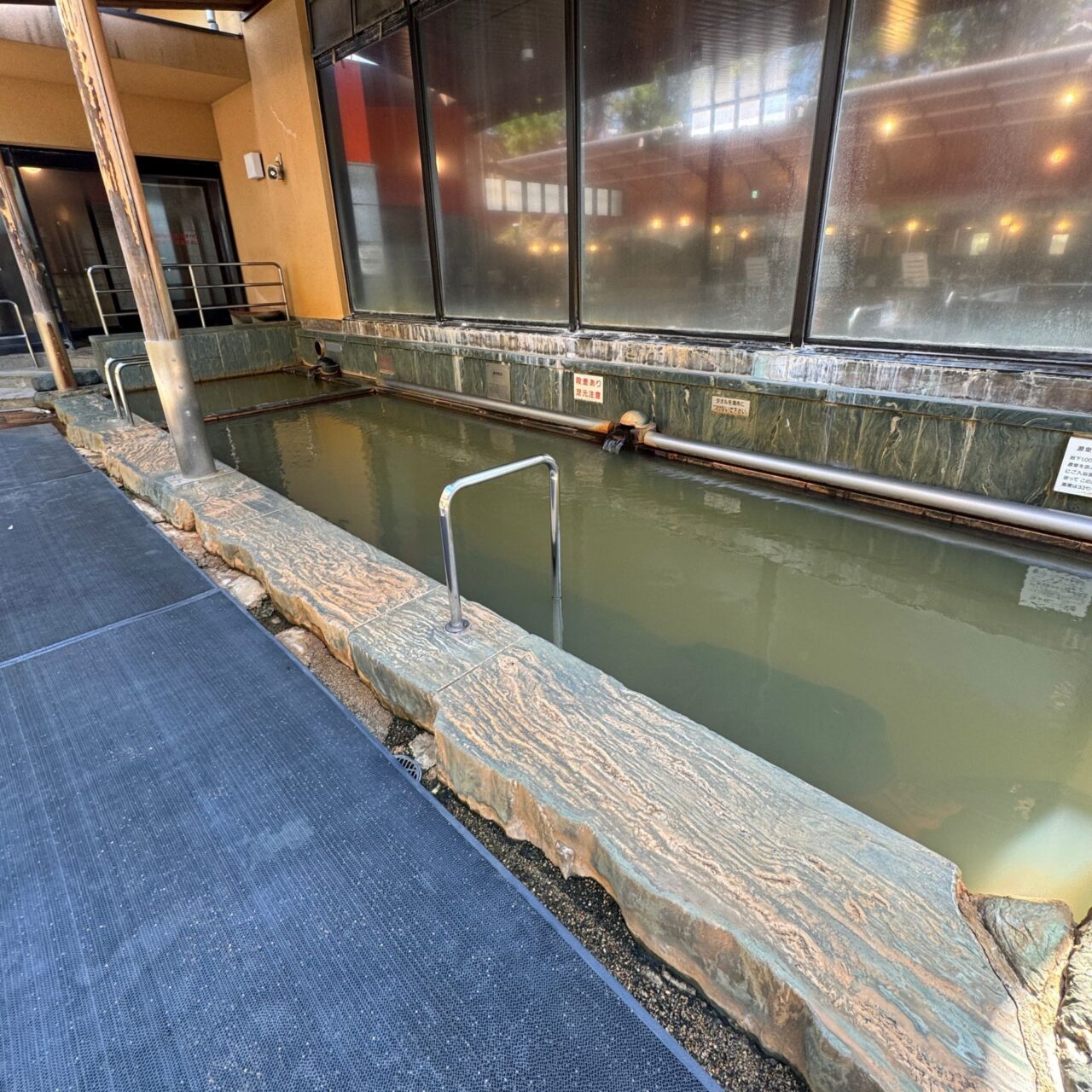 西条天然温泉ひうちの湯内の源泉露天風呂