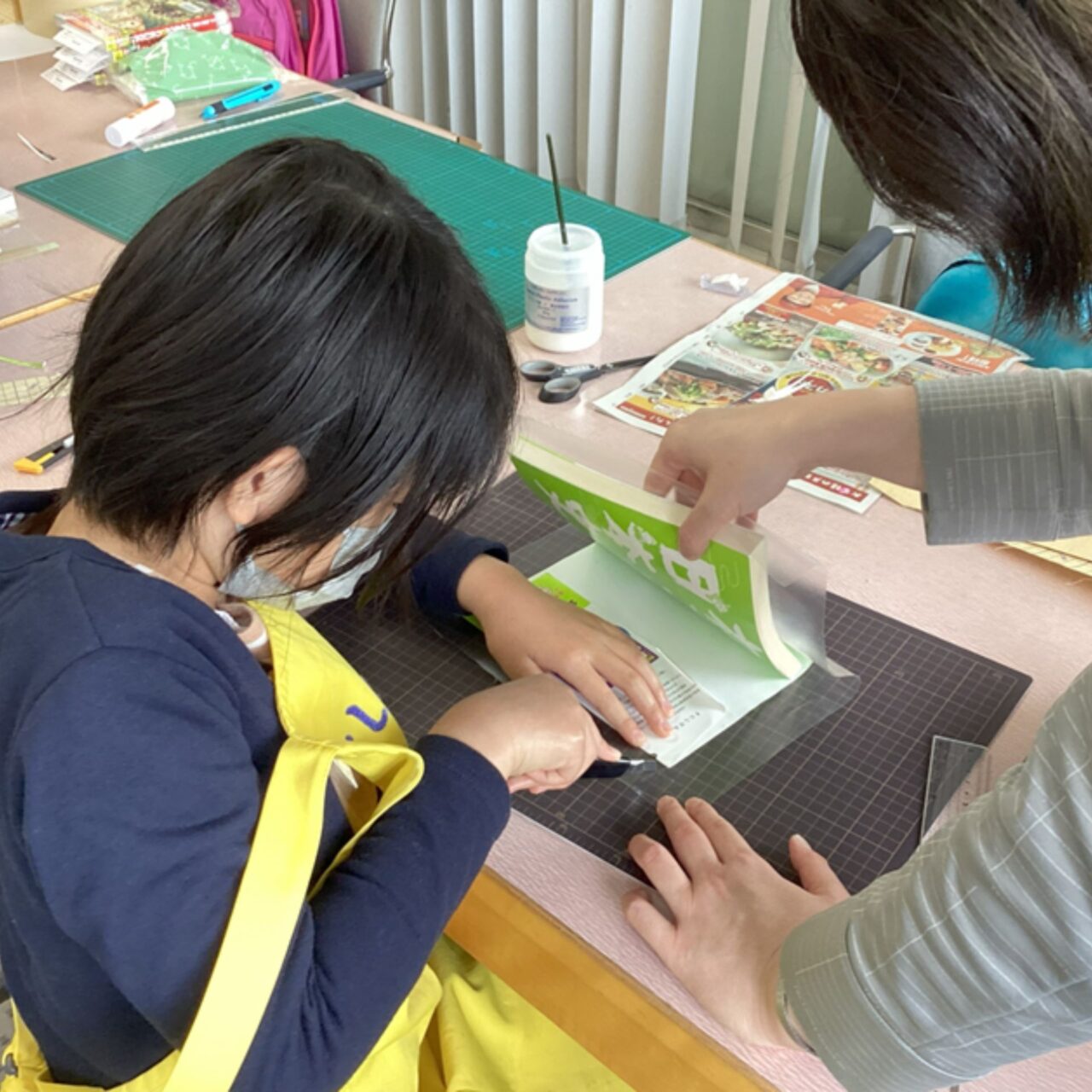 今治市立図書館100周年記念の今治図書館まつり　フィルムがけ体験会