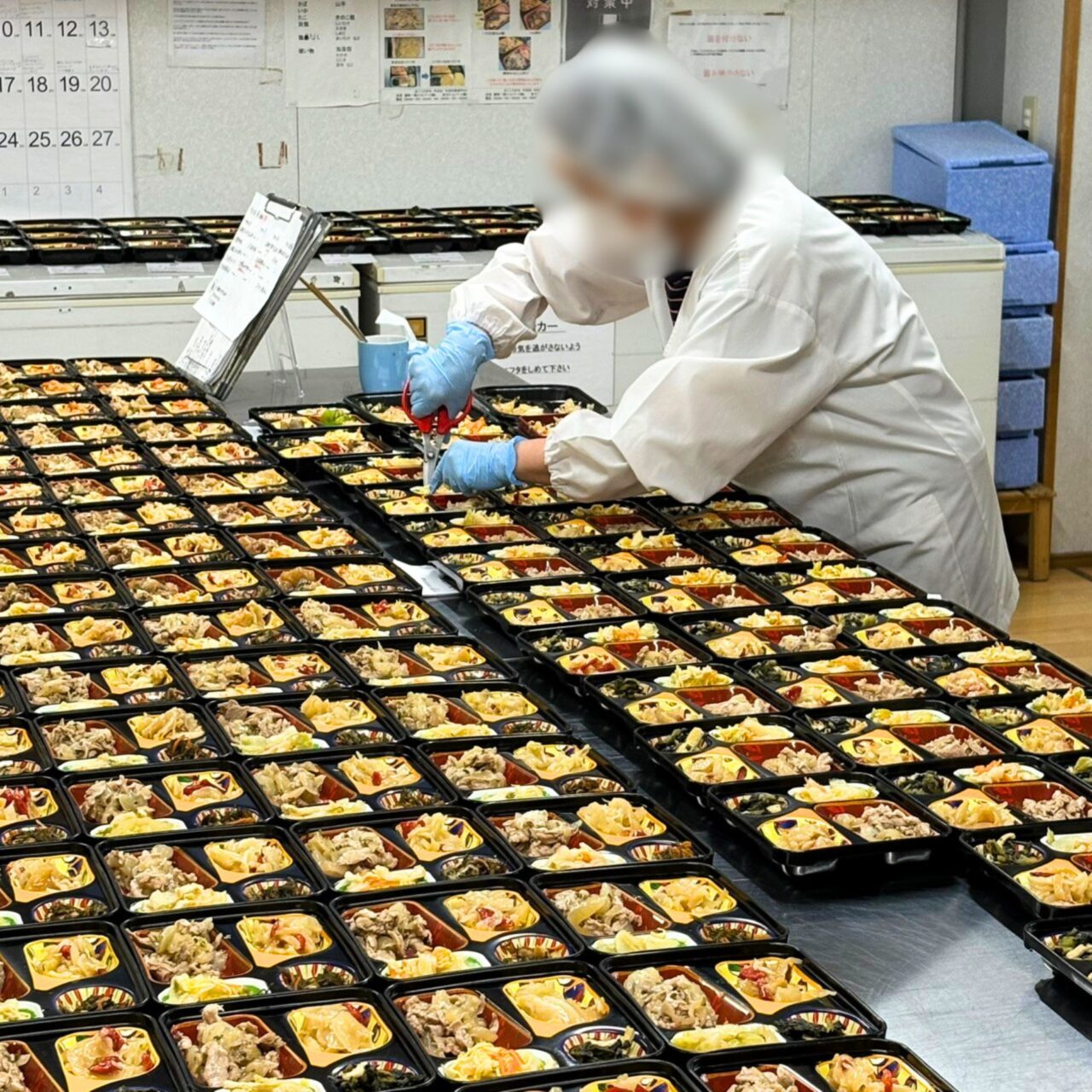 おかずを刻んでいる様子