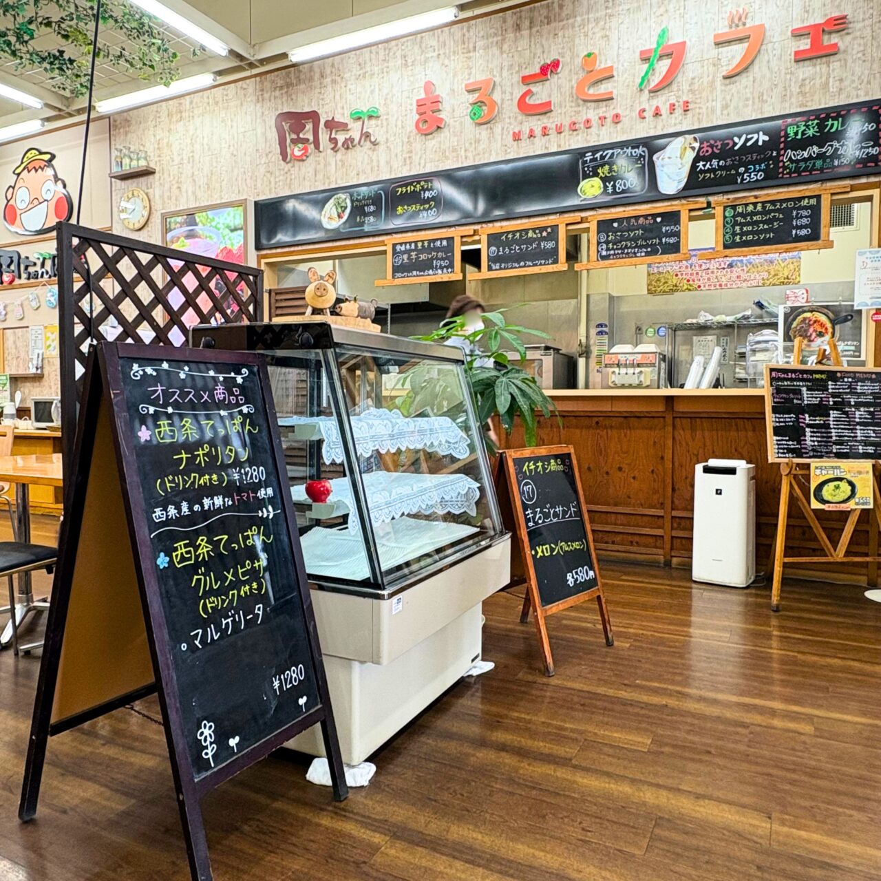 周ちゃんまるごとカフェの内装