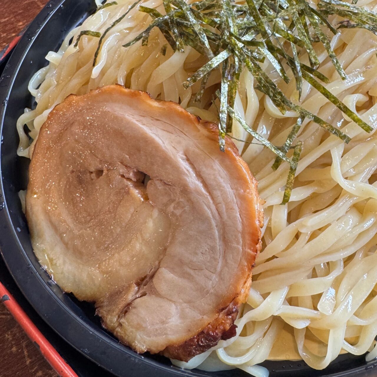 骨太味覚桜井店の冷ざる麺にトッピングされたチャーシュー