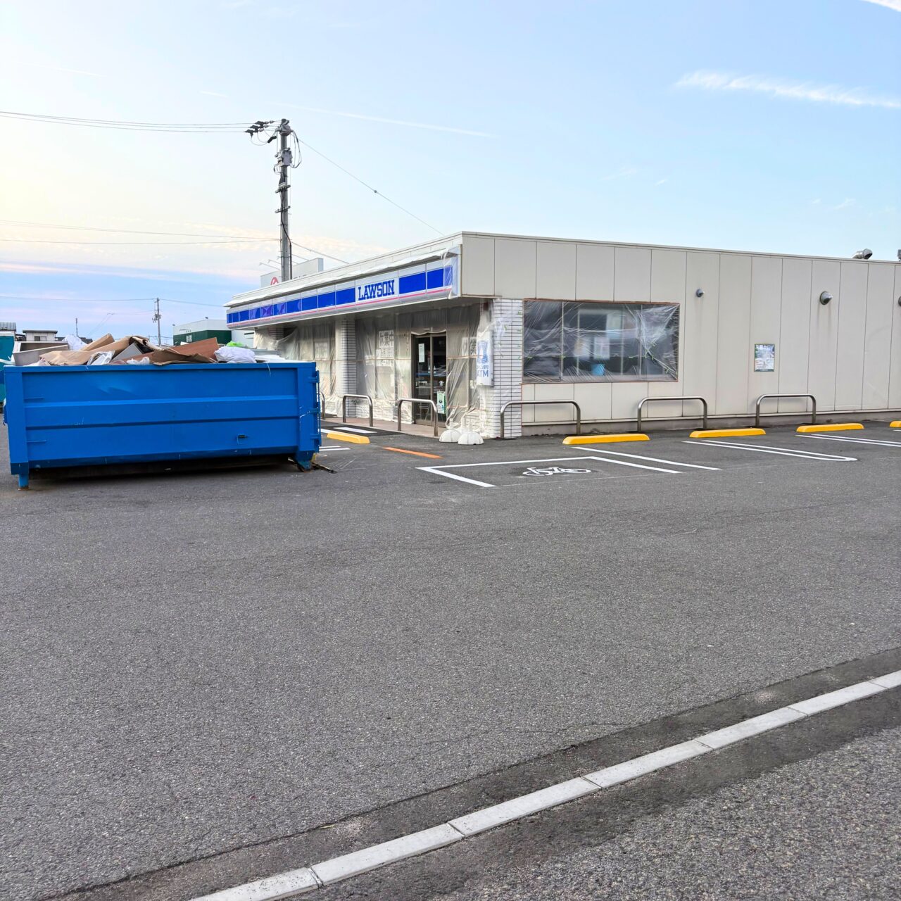ローソン今治唐子浜店の外装写真