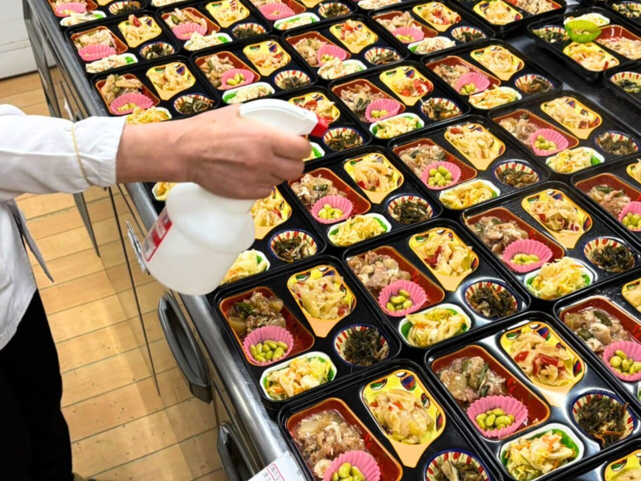 食品用除菌剤を使用している様子