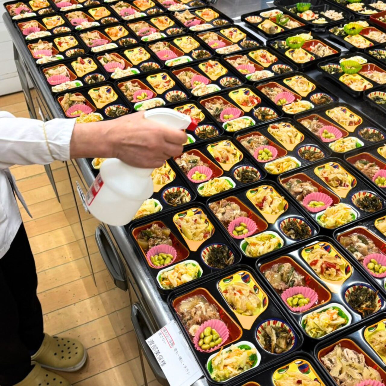 食品用除菌剤を使用している様子