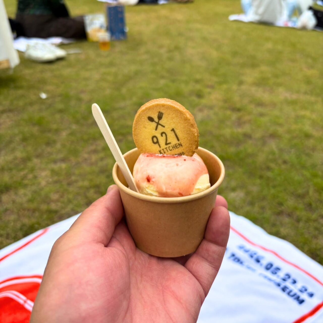 ファブリックサウンドのキッチンカーで購入したアイスクリーム