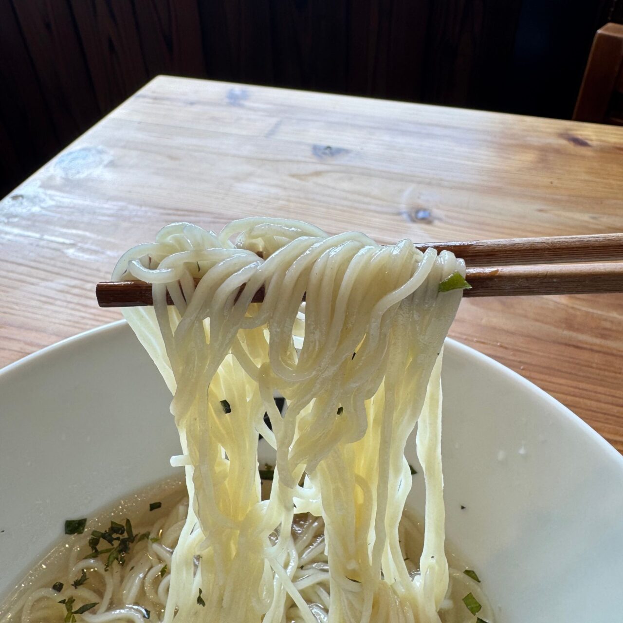 トリトンラーメン6月限定「冷やし梅」の細麵