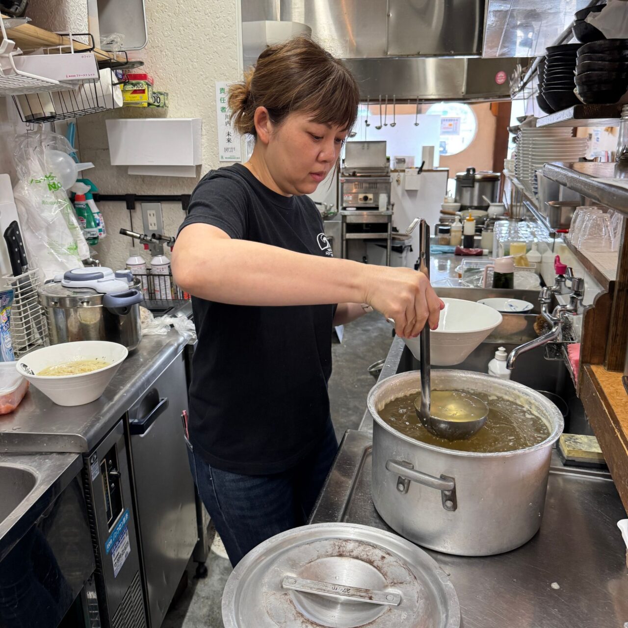 トリトンラーメン6月限定「冷やし梅」の調理中