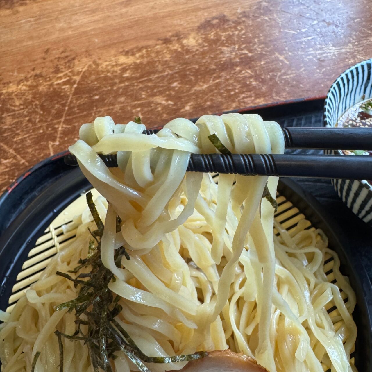 骨太味覚桜井店の冷ざる麺平打ち麵