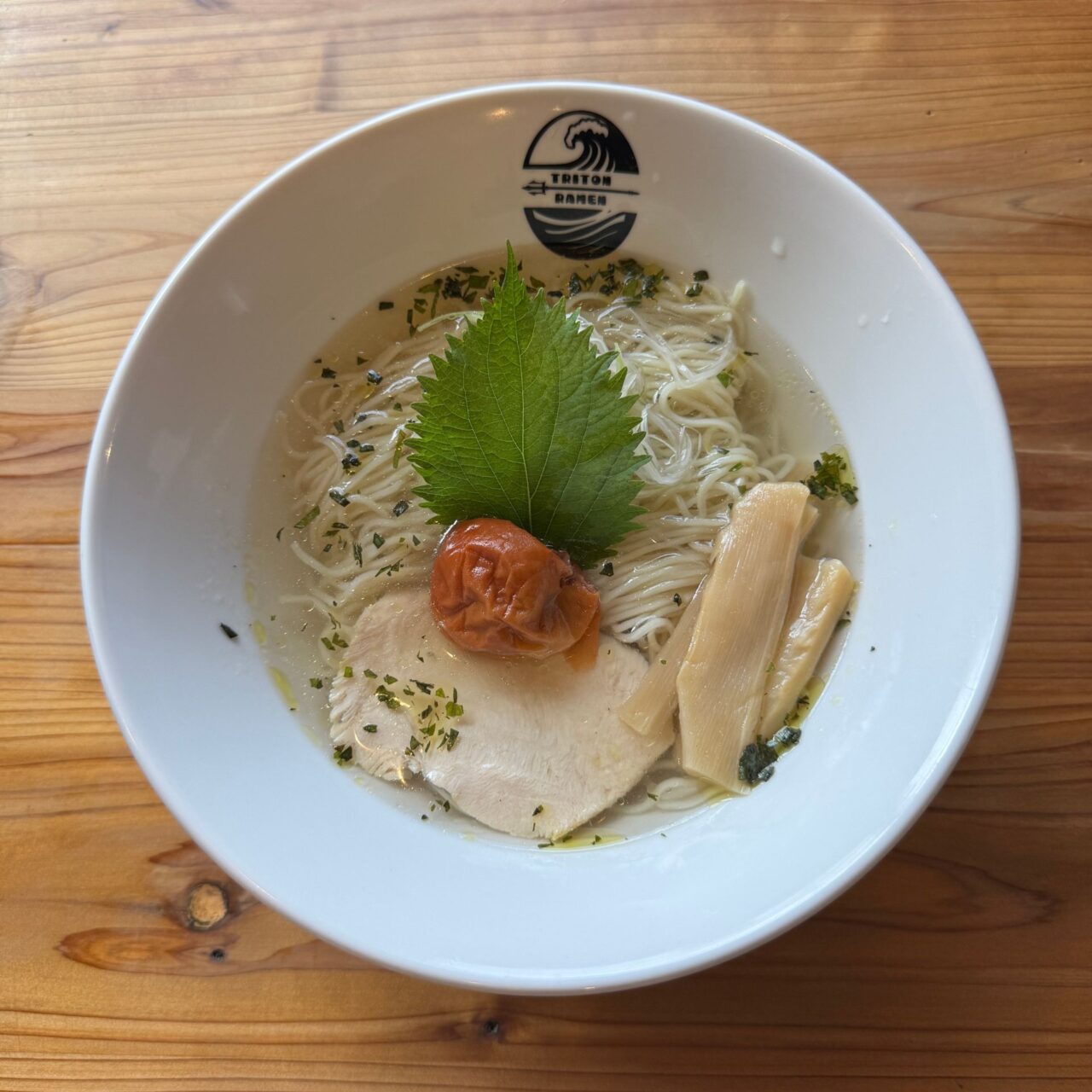 トリトンラーメン6月限定「冷やし梅」を真上から撮影した写真